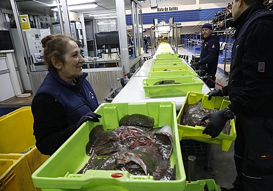 Emplados de la lonja avilesina durante la subasta que se celebró este martes por la tarde.