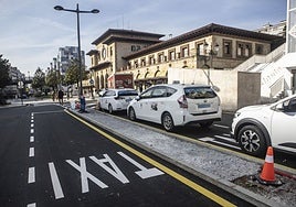 La parada de taxis en la estación de tren.
