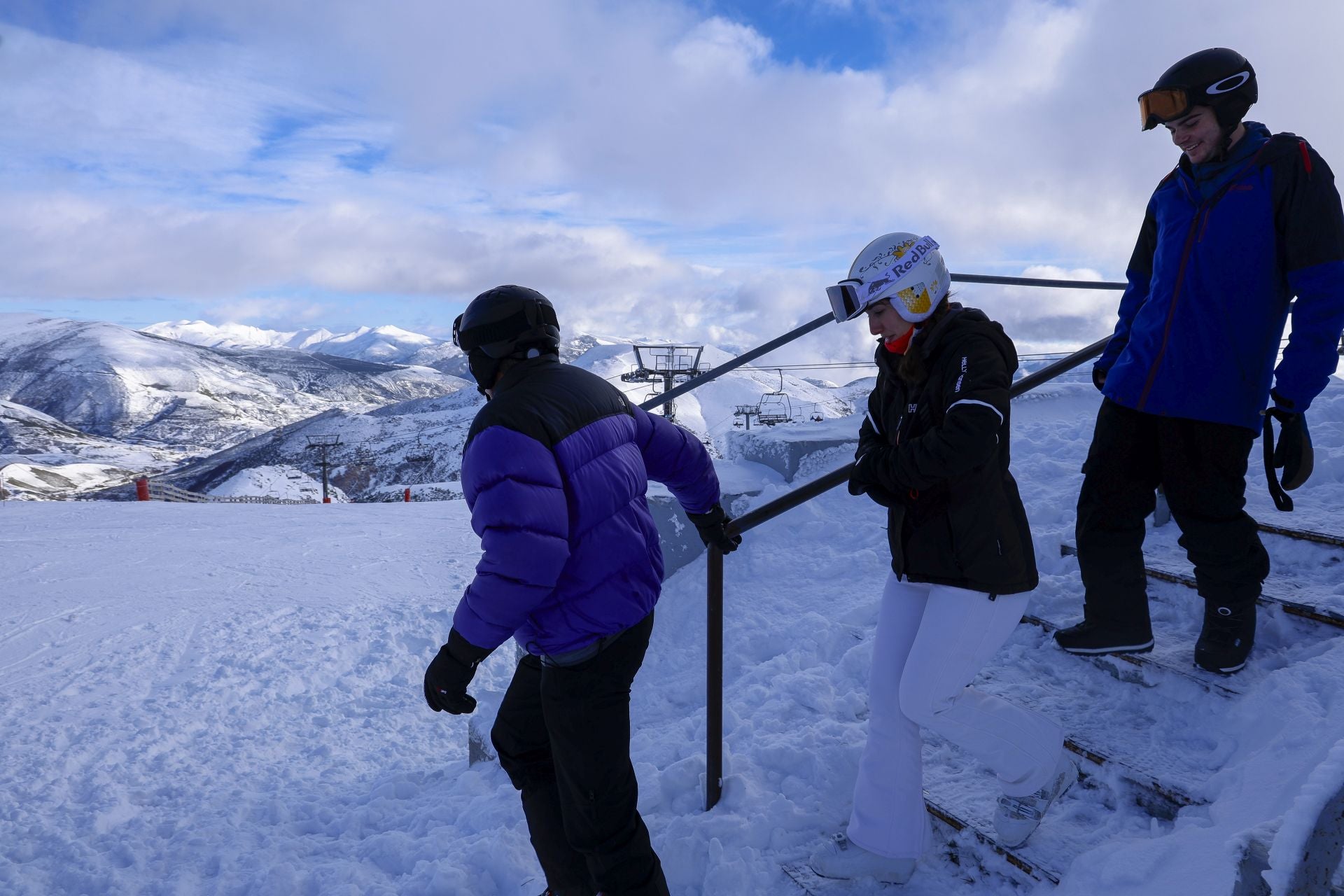 Asturias disfruta por fin de la nieve: así fue el inicio de la temporada de esquí