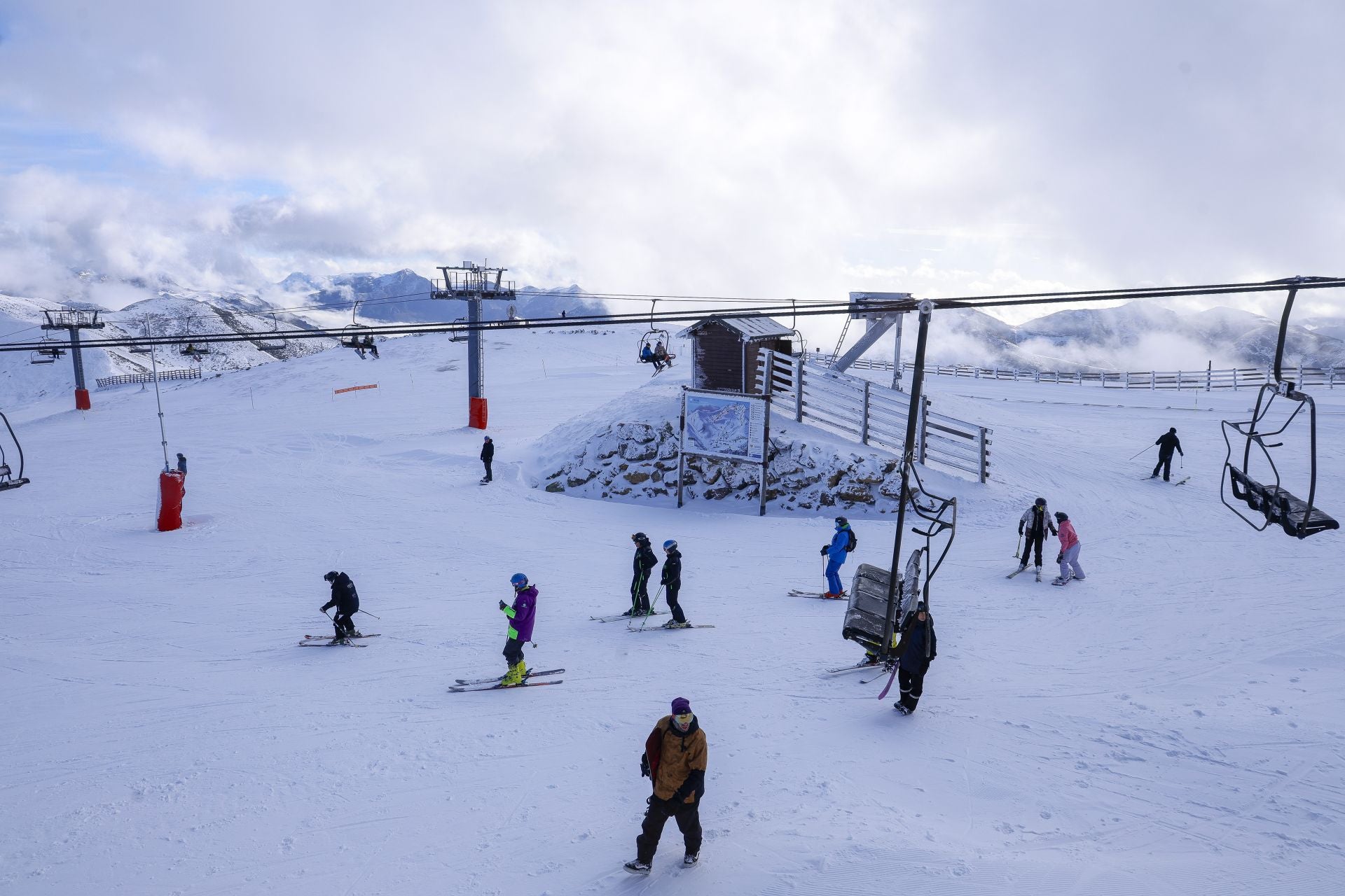 Asturias disfruta por fin de la nieve: así fue el inicio de la temporada de esquí
