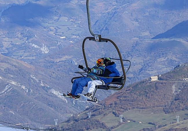 Asturias disfruta por fin de la nieve: así fue el inicio de la temporada de esquí