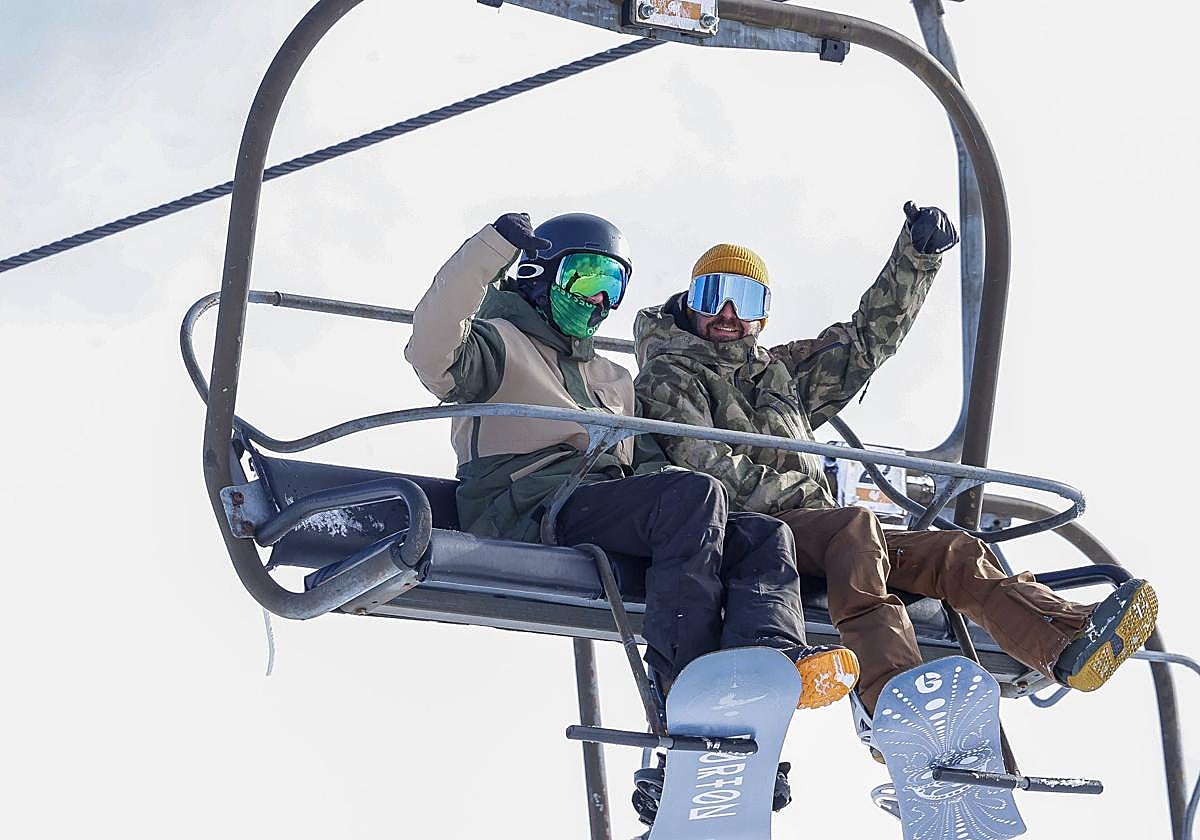 Asturias disfruta por fin de la nieve: así fue el inicio de la temporada de esquí