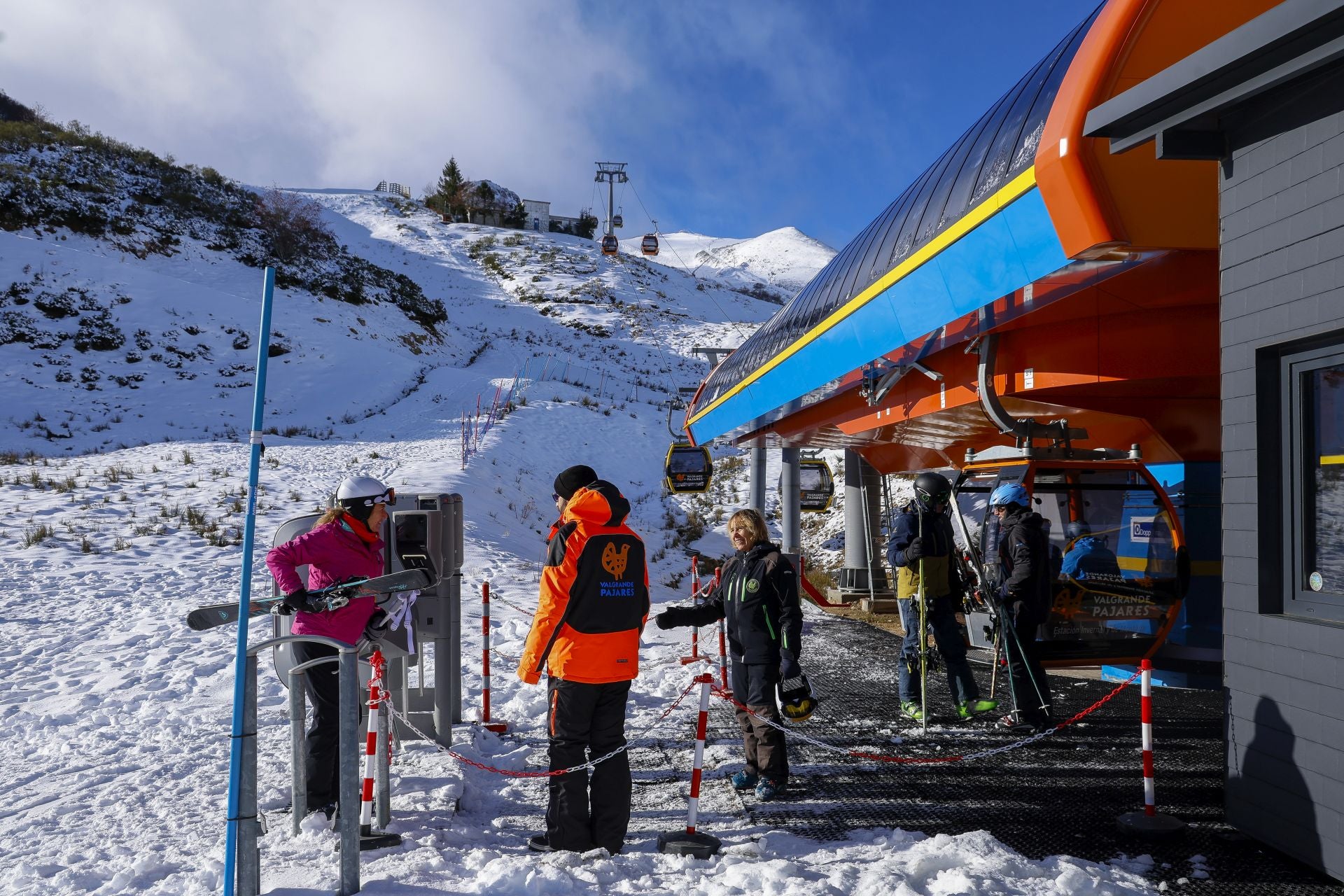 Asturias disfruta por fin de la nieve: así fue el inicio de la temporada de esquí