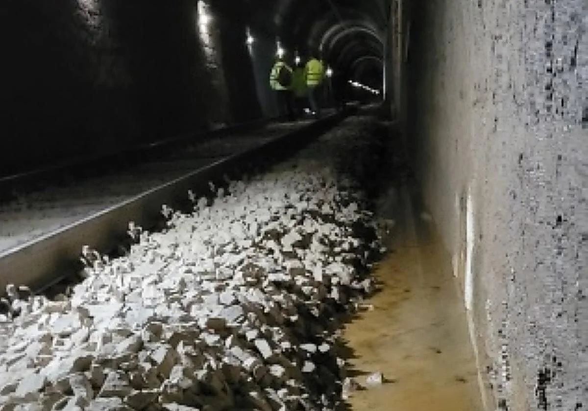 Inspección al interior de uno de los túneles de Villabona, con problemas de agua.