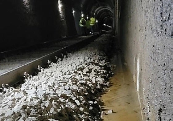 Inspección al interior de uno de los túneles de Villabona, con problemas de agua.