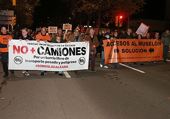 Los vecinos se manifestaron el miércoles entre Cuatro Caminos y el acceso a El Musel.