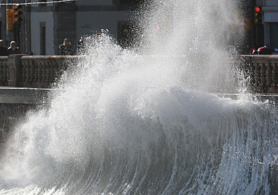 La bravura del mar azota de nuevo el Muro de Gijón