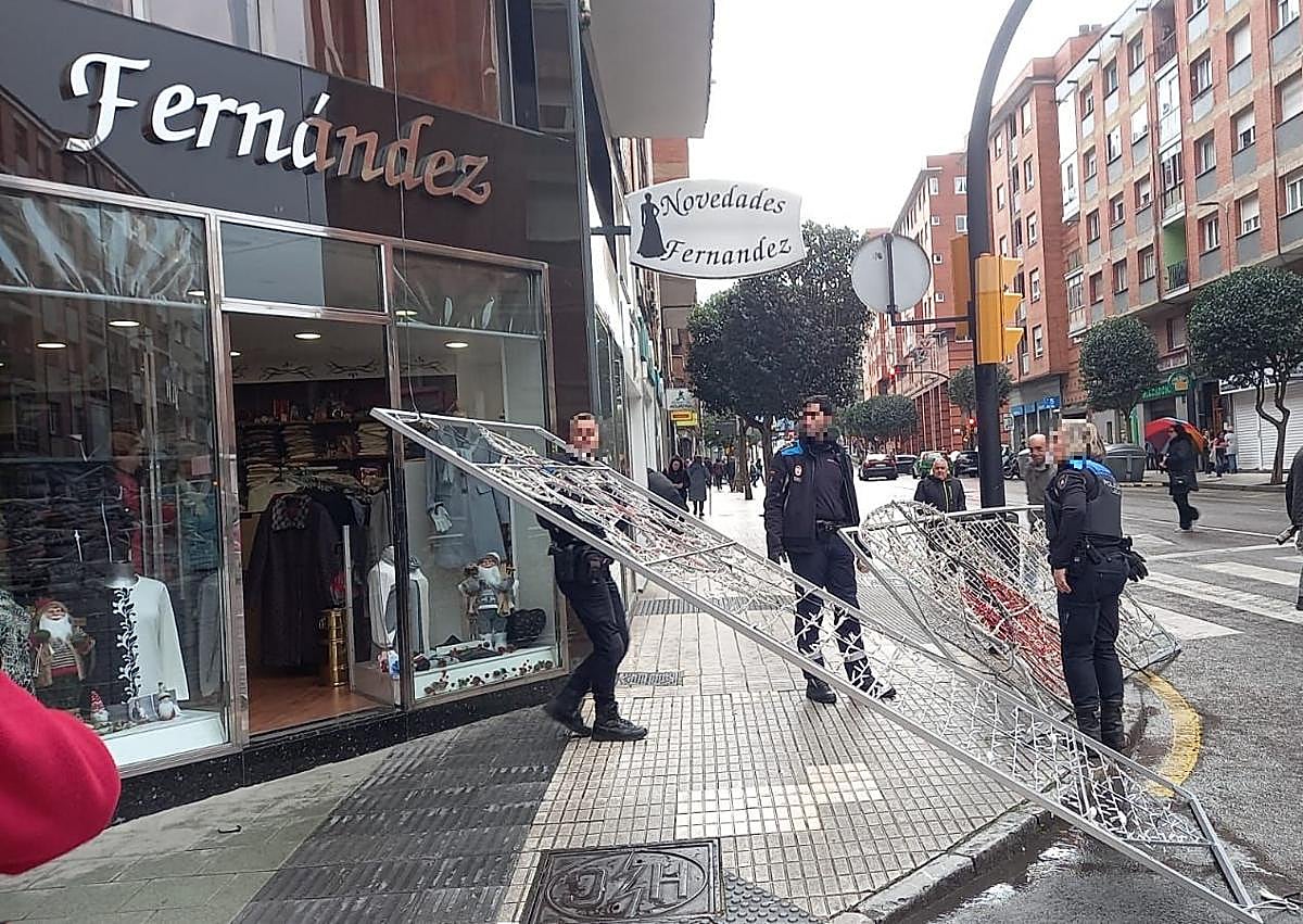 Imagen secundaria 1 - Herida una mujer al caérsele encima un arco navideño en Gijón