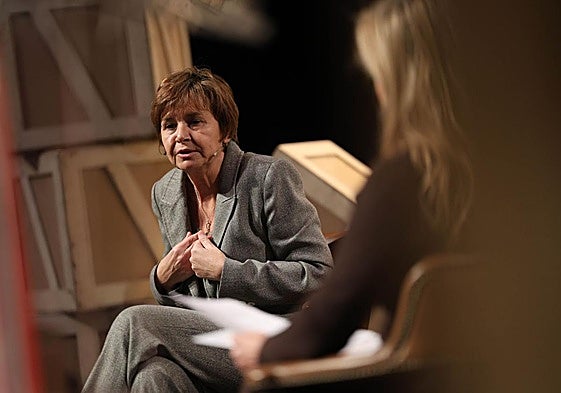 La alcaldesa de Gijón, Carmen Moriyón, durante el encuentro con EL COMERCIO en el Teatro Jovellanos.