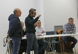El concejal Manuel Campa se dirige a los asistentes al Consejo de Participación.