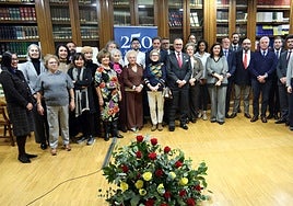 Foto de familia con los asistentes a la jura de la Constitución en el Ilustre Colegio de Abogados de Oviedo.