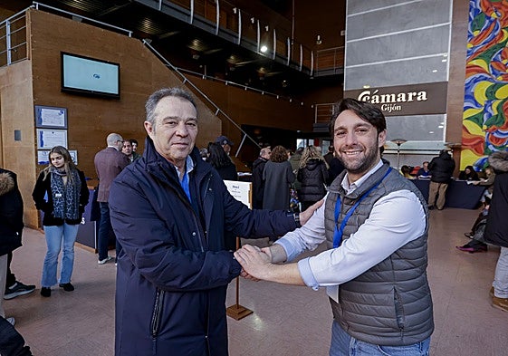 José Manuel del Pino y Andrés Ruiz, en el Palacio de Congresos donde se celebró el congreso del PP de Gijón, durante las votaciones para la elección de junta directiva local.