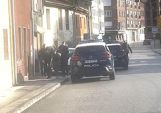 Momento en el que los agentes realizan la detención del presunto agresor