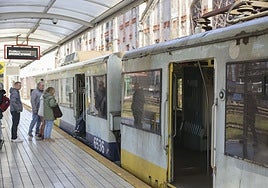 Unidad de ancho métrico en Avilés, con evidentes signos de deterioro.