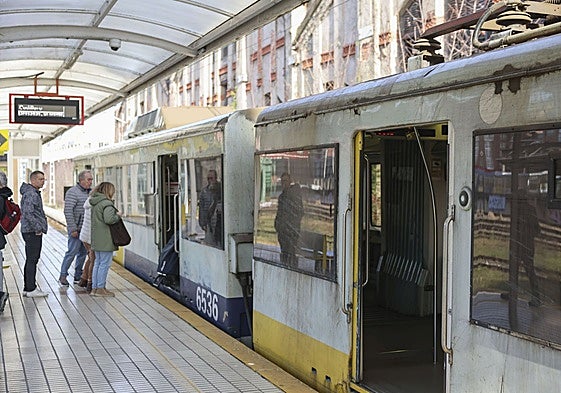 Unidad de ancho métrico en Avilés, con evidentes signos de deterioro.