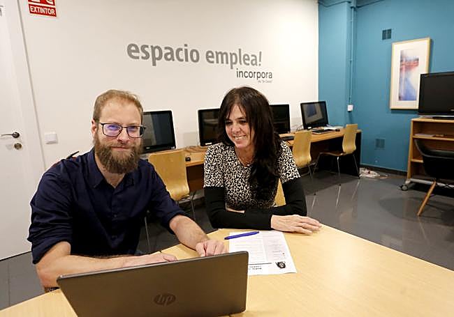Alejandro Menéndez, técnico de empleo de la Fundación Adsis Asturias y María Silvia Cuervo, beneficiaria del programa y trabajadora en la residencia La Golondrina