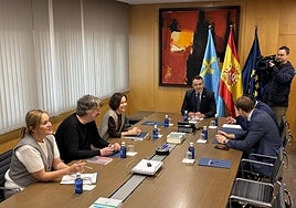 El consejero de Hacienda, Guillermo Pelaéz, con los portavoces parlamentarios en la reunión de la Mesa de Financiación.