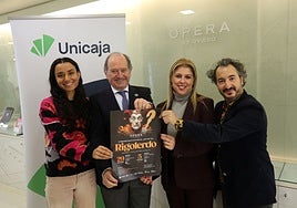 Ana Santos ('La Muerte'), el presidente de la Ópera Juan Carlos Rodríguez Ovejero, Ana Fonseca (Unicaja) y Josep Riera ('Rigolerdo').