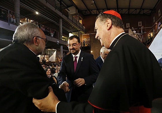 El presidente Adrián Barbón saluda al arzobispo Jesús Sanz Montes, al que agarra el cardenal Ángel Fernández Artime, en 2024.