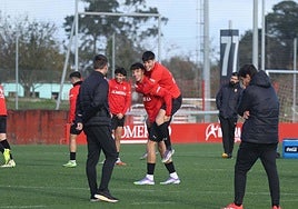 Los canteranos Iker Martínez y Marcos Fernández, incluidos en la convocatoria para la Copa del Rey, ayer, durante el entrenamiento del Sporting en Mareo.