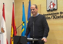 El concejal del PSOE en el Ayuntamiento de Gijón, Tino Vaquero, este miércoles, en la sala de prensa del Consistorio.