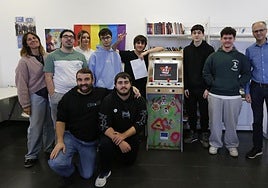 Los tutores de Transit y el concejal de Educación, con los jóvenes.