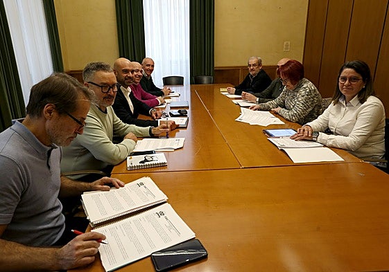Tres ediles y el jefe de Bomberos, reunidos con representantes de la FAV para avanzar en la simplificación de los trámites para las fiestas.