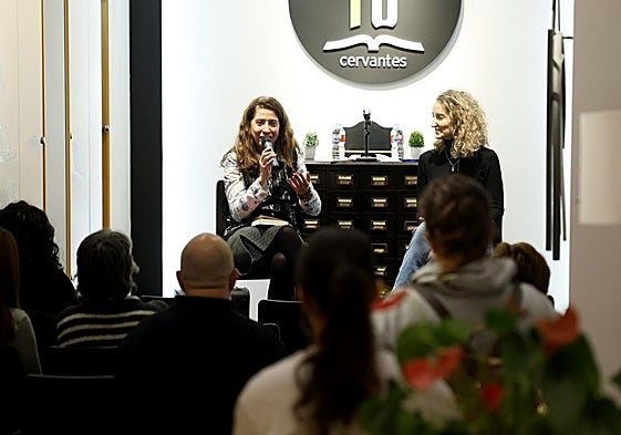 Ana Merino (izquierda) con su libro y la periodista Juncal Herrero, ayer en Cervantes.