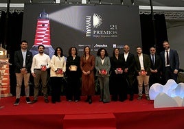 Los premiados y autoridades, en la foto de familia, al término de una gala con mucho humor y muy marinera.