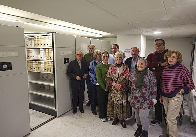 Por la izquierda, detrás, Juan José Tuñón (responsable del Archivo Histórico Diocesano), Javier Racionero, Juan Pablo Rodríguez, Luis Huerres y Juan Allonca. Delante, Fini Ruiz, Elena Rendón, Marta Elena Díaz, Luz Tamés y Tere Cañal.