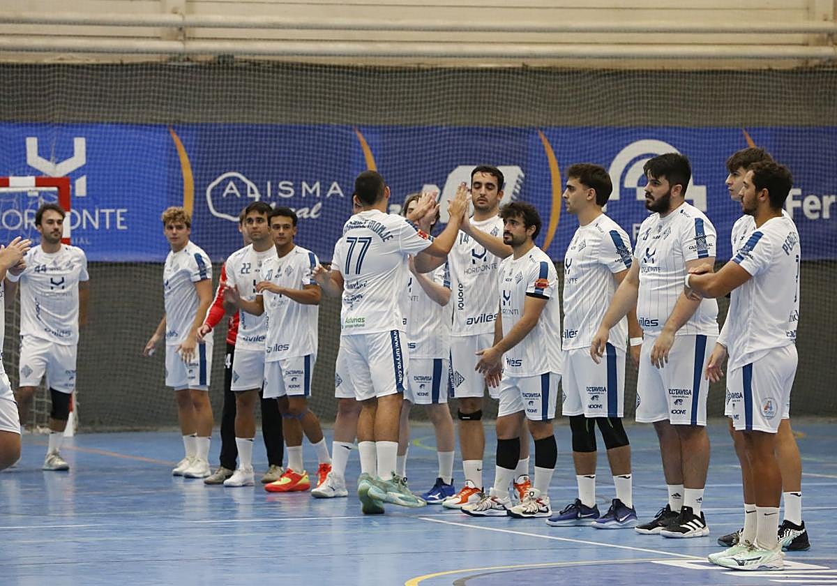 Los jugadores del Horizonte Atlética se saludan antes de un partido esta temporada en La Magdalena.