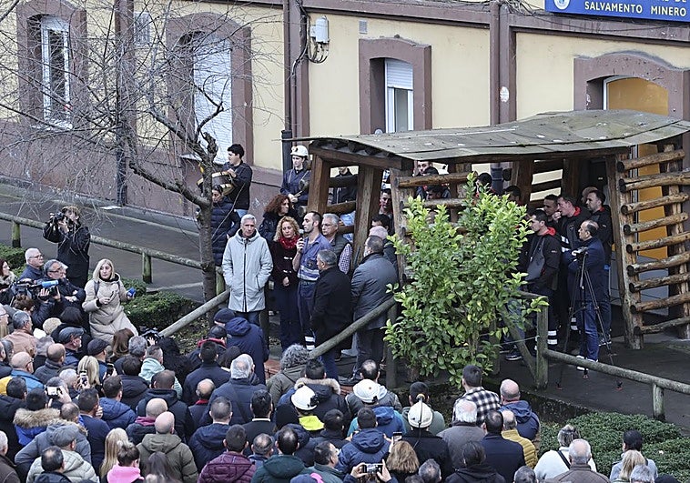 El portavoz de los brigadistas agradeciendo el apoyo de la sociedad a sus reicvindicaciones