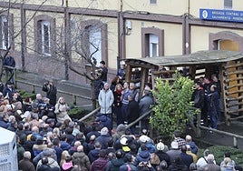 El portavoz de los brigadistas agradeciendo el apoyo de la sociedad a sus reicvindicaciones