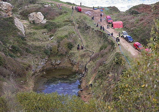 Labores de rastreo en la balsa de la bocamina de Berbes (Ribadesella).