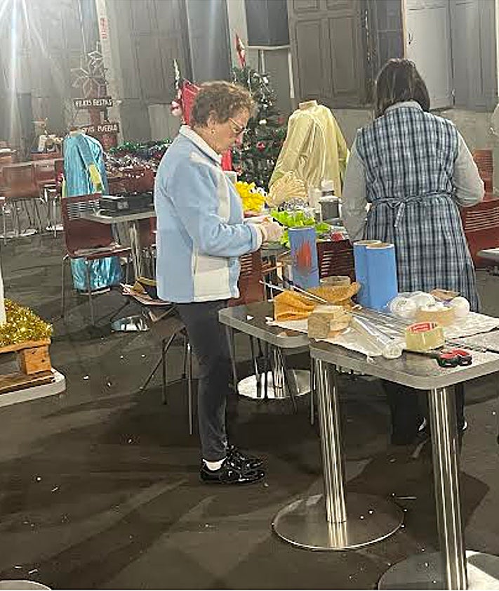 Imagen secundaria 2 - Ciaño trabaja unido para construir y colocar motivos navideños por todo el pueblo