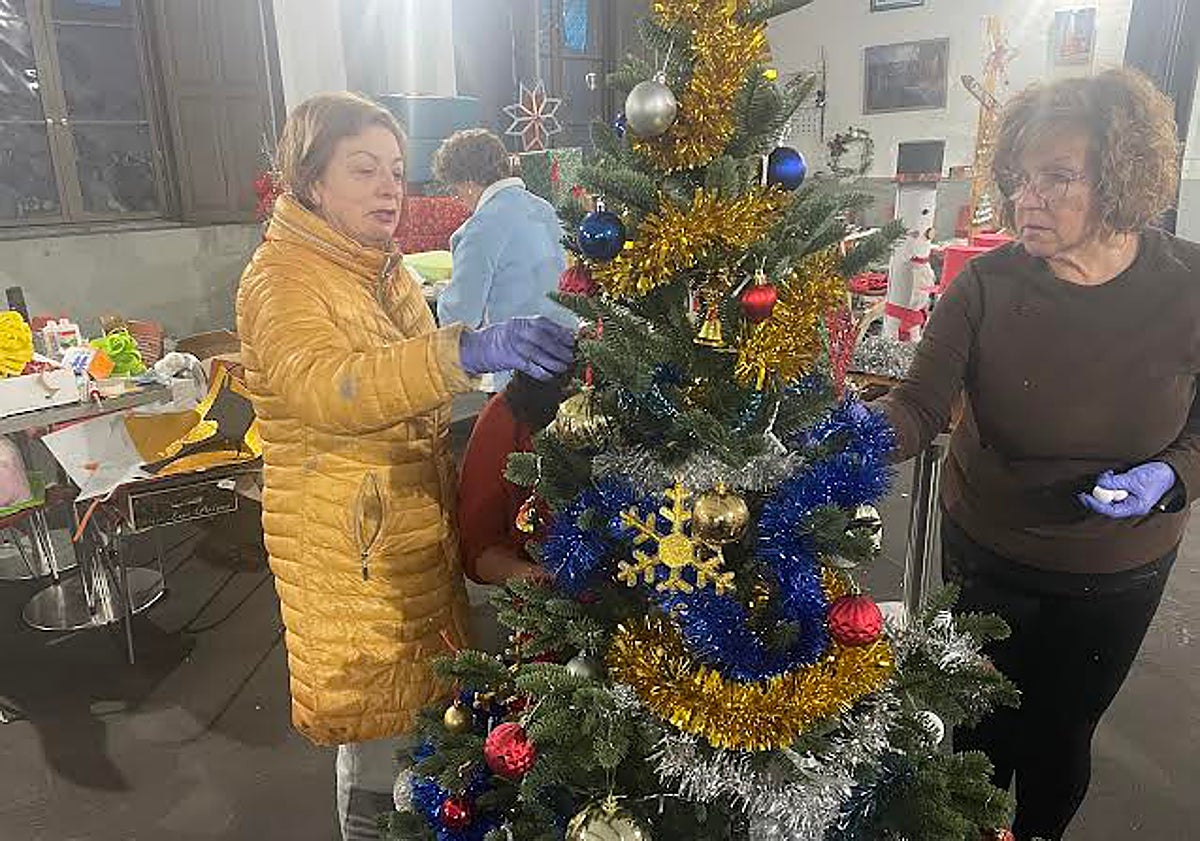 Imagen principal - Ciaño trabaja unido para construir y colocar motivos navideños por todo el pueblo