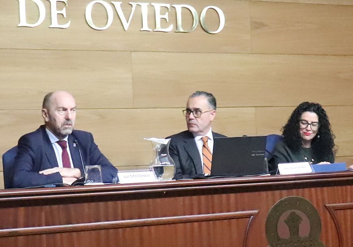 Juan Cofiño, el presidente del Colegio Oficial de Abogados de Oviedo, Antonio González-Busto, y la consejera de Cultura, Vanessa Gutiérrez, en la inauguración de las jornadas sobre Derecho Consuetudinario.