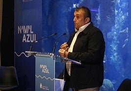 El director adjunto de la fábrica de Indra en Gijón, durante el acto sobre Naval Azul.