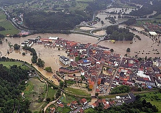 Arriondas quedó completamente inundada tras las riadas de junio de 2010.