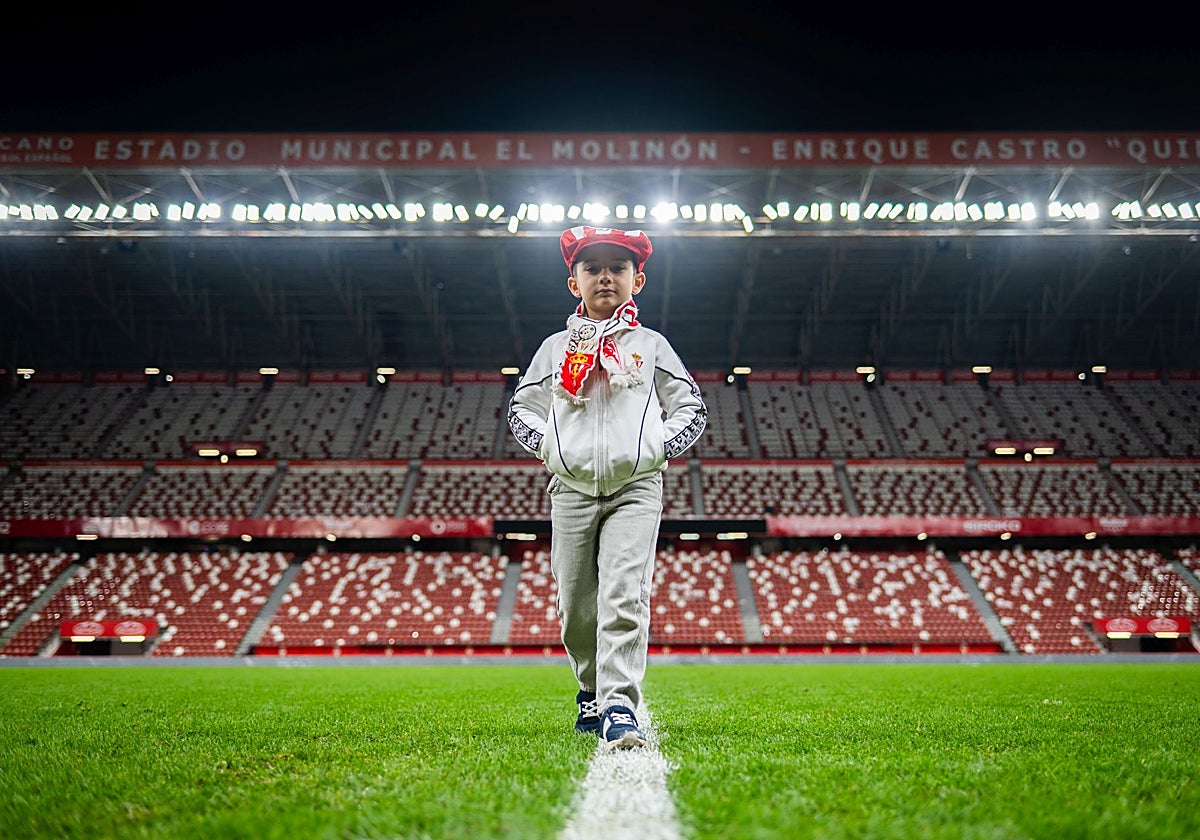 Izan Aguirre Castaño, sobre el césped de El Molinón