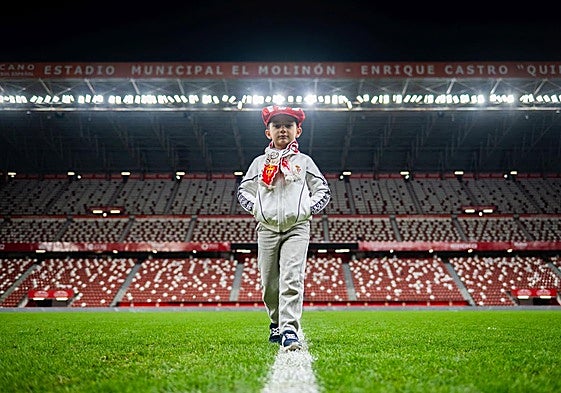 Izan Aguirre Castaño, sobre el césped de El Molinón