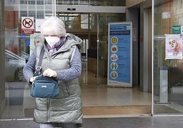 Una paciente sale con mascarilla del centro de salud Puerta La Villa de Gijón.