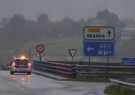 Un vehículo policial durante la 'operación jaula' en la autovía Minera para interceptar al atracador de gasolineras.