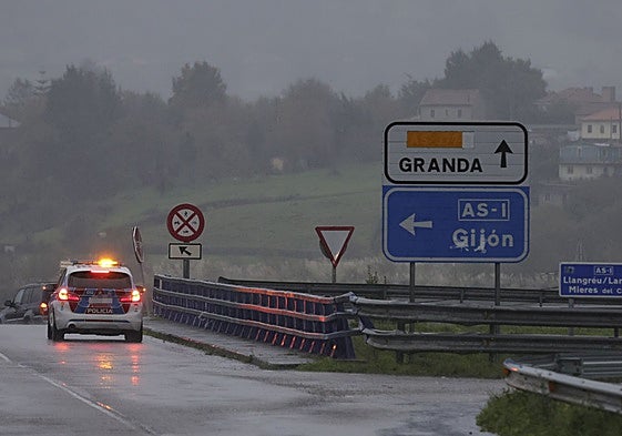 Un vehículo policial durante la 'operación jaula' en la autovía Minera para interceptar al atracador de gasolineras.