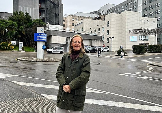 La diputada regional del PP y portavoz de Sanidad, Pilar Fernández Pardo, delante del Hospital de Cabueñes, en Gijón.
