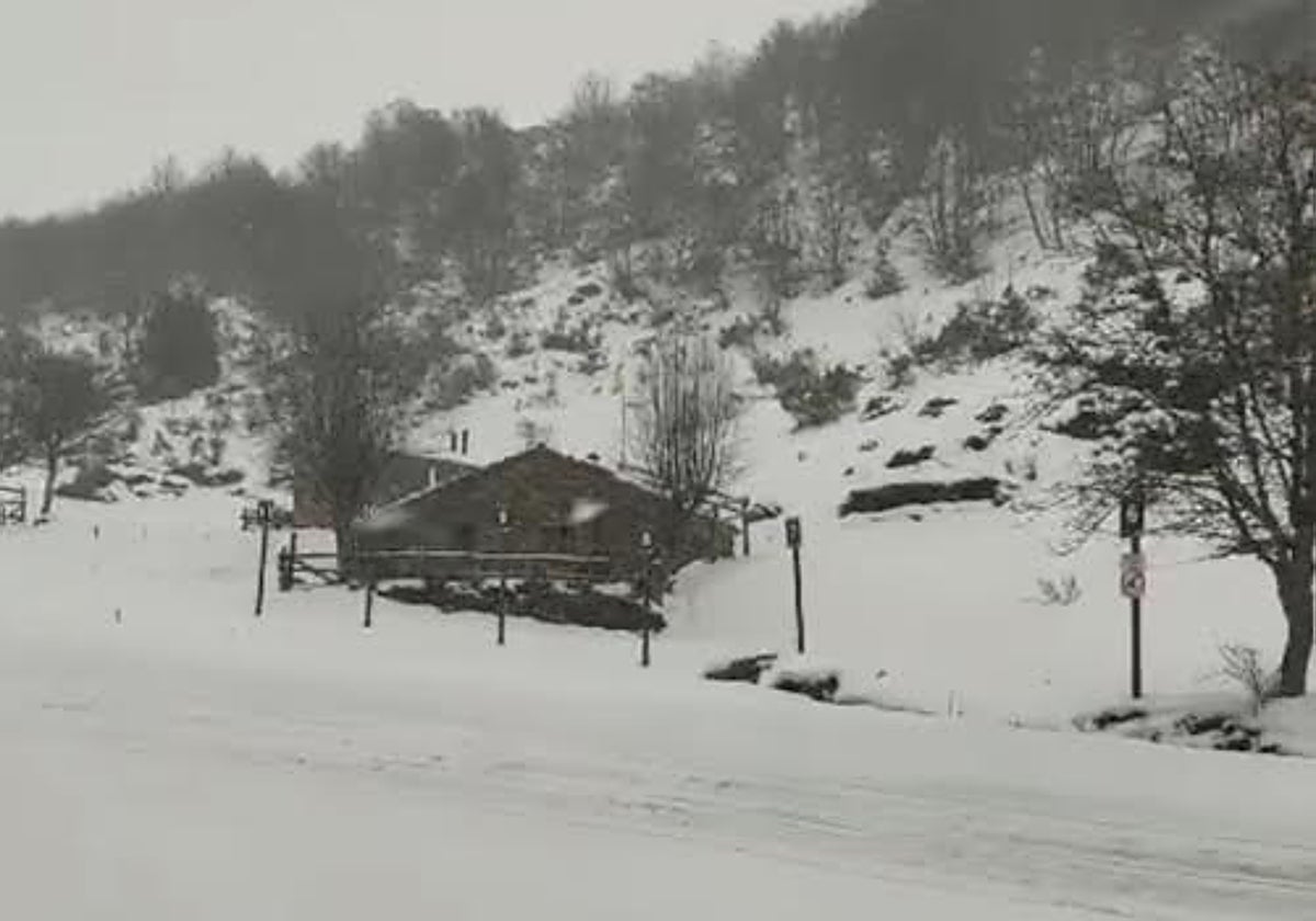Nevando en Fuentes de Invierno la pasada noche.