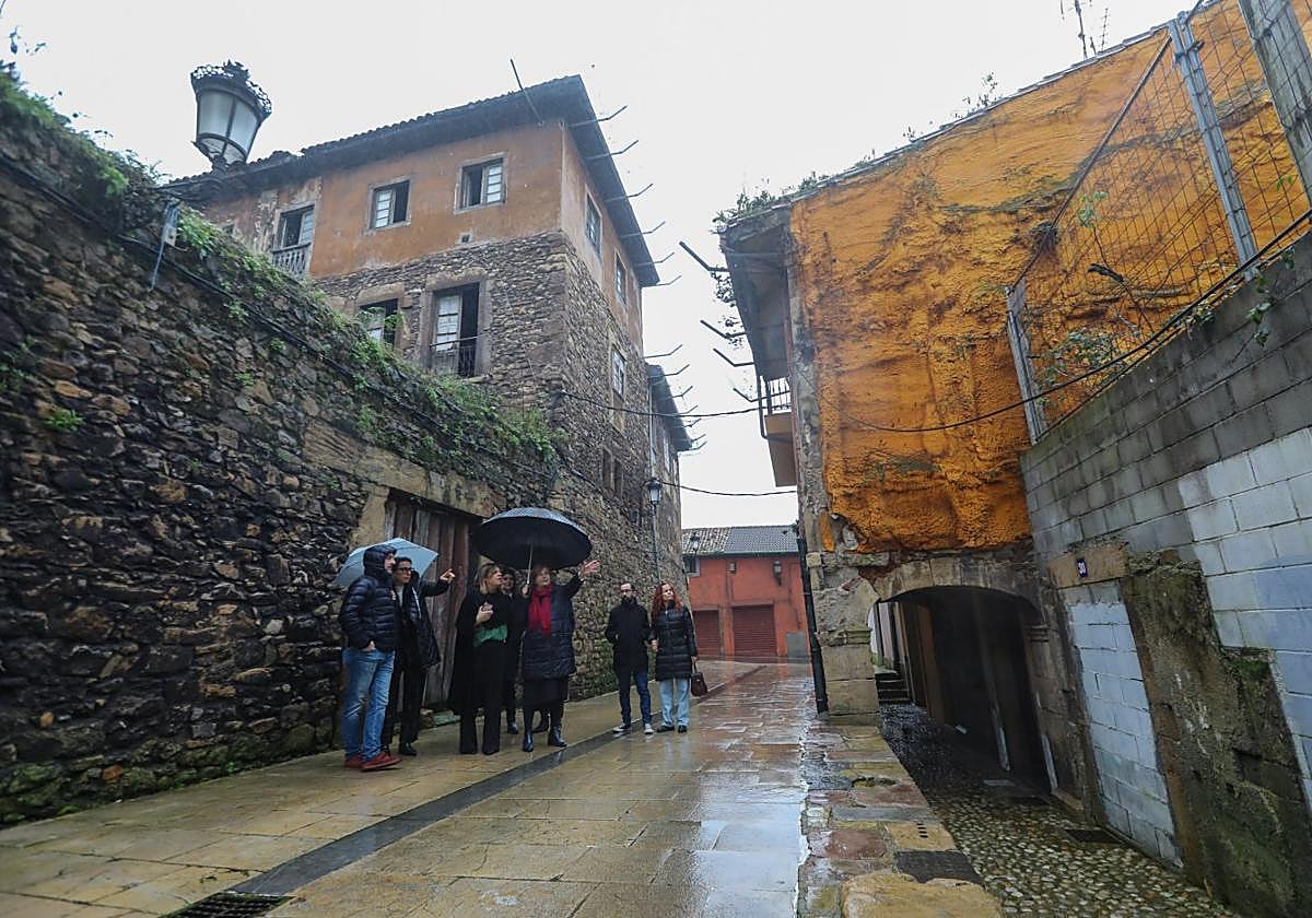 La alcaldesa, Mariví Monteserín y varios concejales, en una visita a la zona de Las Alas con la vicepresidenta Gimena Llamedo el año pasado.