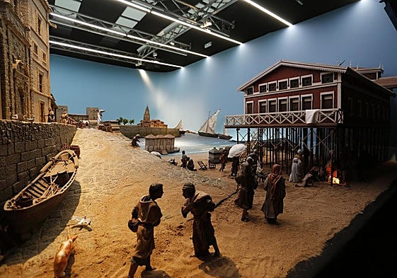 El balneario de Las Carolinas, a la derecha, es el gran protagonista, junto a elementos reconocibles en la bahía.