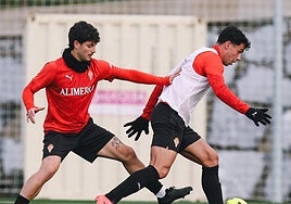 Queipo, con opciones de ser titular esta tarde, intenta tapar a Nacho Martín durante el entrenamiento desarrollado ayer en las instalaciones del Eibar.
