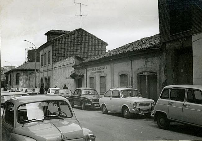 1968. Vista de la calle del Molino con el Grupo Covadonga, la casa del conserje y la Fábrica del Gas.